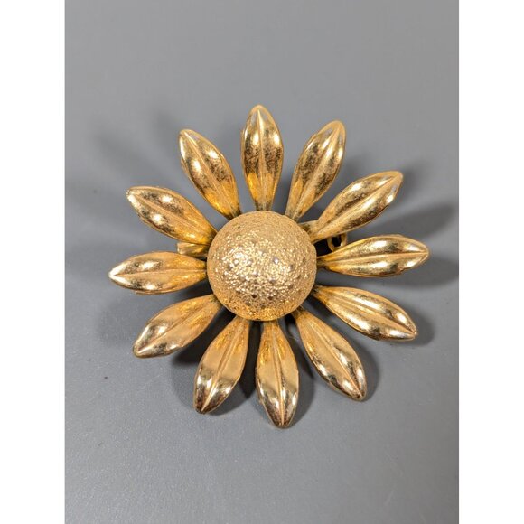 Vintage Gold Tone Daisy Flower Brooch 3D Pin - Picture 2 of 6